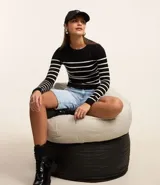 Blusa de viscosa con cuello redondo y mangas largas, con rayas horizontales blancas sobre fondo negro.