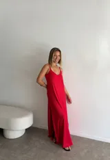 Vestido largo rojo de viscosa, con tirantes finos, escote en V y aberturas laterales en la falda.