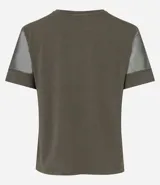 Blusa de color verde militar con cuello redondo y mangas cortas de tul. El cuerpo de la blusa es de media malla con costuras verticales visibles.