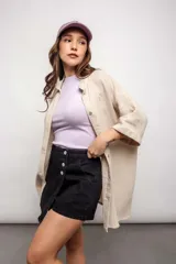 Short pollera negro de jean con cierre cruzado y tres botones.