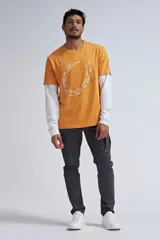 Pantalón cargo gris oscuro de corte slim, con bolsillos laterales con fuelle y solapa con botón a presión.