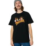 Remera negra de manga corta con estampa frontal de la marca Thrasher con un personaje de historieta en llamas.