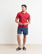 Chomba celeste con estampado de lunares blancos, cuello clásico y mangas cortas.