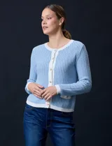Cárdigan de punto tweed color beige, marca Ninety, con escote redondo, cierre frontal con botones metálicos dorados y bolsillos simulados.