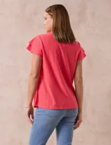 Blusa blanca de tejido pointelle con manga corta con volados y cuello redondo.