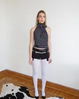 Shorts negros de tiro bajo con detalle de tiras colgantes y presillas anchas para cinturón.