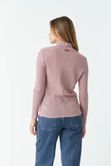 Remera manga larga color rosado con cuello alto y tejido acanalado.