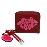 Billetera roja con cierre de cremallera y estampado del logo de la marca en color rosa. Incluye llavero con el mismo logo.