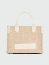 Bolso tote pequeño Balmain modelo B-Army, color beige con monograma en relieve y aplique frontal con el logo de la marca. Asas superiores de cuero blanco y laterales trenzados.