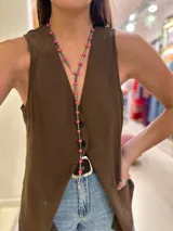 Collar largo con cuentas cilíndricas de vidrio verde y cuentas esféricas rosadas, con herrajes de acero quirúrgico.