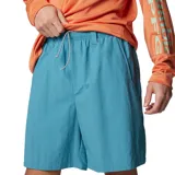 Short de baño negro Columbia Backcast III con tecnología Omni-Shade™ UPF 50, de secado rápido, con cintura elástica ajustable con cordón, bolsillos laterales de malla, bolsillo trasero con cremallera y forro interior de malla.