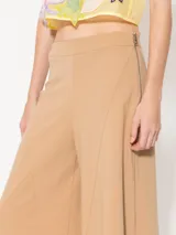 Pantalón negro de tejido de punto con cintura elastizada y piernas amplias con recortes diagonales.