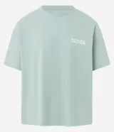 Remera de corte boxy, color verde menta, con cuello redondo y manga corta. Presenta un pequeño estampado en el pecho con texto en blanco.