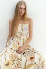 Vestido midi con estampado floral, de breteles finos ajustables y espalda fruncida.