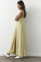 Vestido midi color verde oliva, de corte amplio, con escote en V y tirantes finos.