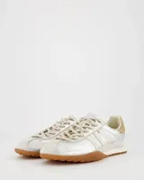 Championes Coolway Mile de estilo retro, color plateado con detalles en blanco y suela color caramelo. Confeccionados en cuero y nylon, con logo "MILE" en dorado envejecido.