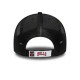 Gorra negra tipo trucker con el logo de los Chicago Bulls bordado en rojo en el frente. Tiene visera curva, paneles frontales estructurados y paneles traseros de malla.