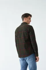 Camisa de pana a cuadros azul marino y rojo, de manga larga, con fit regular, cartera con botones y bolsillos con botones.