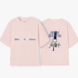 Camiseta celeste con estampado frontal de la frase "Ittai Stars" y una estrella. En la parte posterior tiene un estampado de un llavero con llaves y dijes.