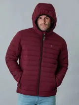 Campera acolchada Calvin Klein color bordó con capucha y cierre frontal con cremallera. Tiene bolsillos laterales con cremallera y logo de la marca en el pecho y en la manga.