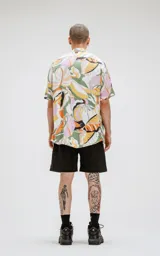 Camisa de manga corta con estampado de hojas en tonos pastel, calce oversize.