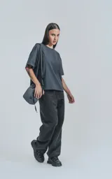 Remera de manga corta, cuello redondo, color gris oscuro (concreto), de calce boxy fit.