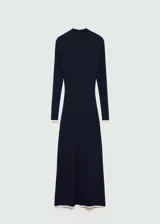 Vestido midi de punto fino color azul marino, con cuello alto y mangas largas.