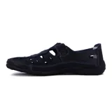 Zapato guillermina casual color negro, con capellada calada con diseño de flores y ajuste con velcro.