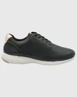 Zapatillas Hush Puppies modelo Goss, color azul marino, confeccionadas en cuero, con detalles metalizados en el talón y cordones. Suela de EVA con tecnología Zero G y plantilla Bloom de algas recicladas.