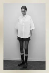 Short negro de crepé con vuelo lateral.