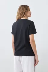 Remera negra de algodón con bordado blanco en el frente.