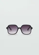 Lentes de sol de diseño cuadrado con montura de pasta negra y cristales degradados de negro a gris.