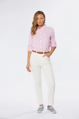 Pantalón de gabardina color verde claro, con corte recto, tiro medio, cinco bolsillos y spandex.