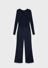 Mono largo azul marino de tejido de punto de canalé con cuello de pico, cierre de botones en la parte delantera, dos bolsillos laterales, diseño recto, manga larga y trabillas.