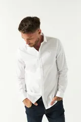 Camisa blanca de hombre, de corte slim, con cuello italiano y logo bordado.