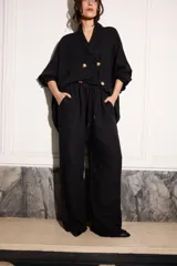 Pantalón holgado negro de lino con cintura elástica y cordones.