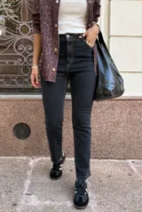 Jean negro de corte recto con lycra, ideal para el uso diario, con dos bolsillos delanteros y traseros.