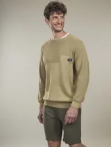 Sweater lila de algodón con cuello redondo y manga larga.