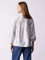 Blusa de algodón estampado, marca Hester & Orchard. Cuello con solapa, escote en V y manga 3/4.