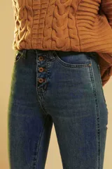 Pantalón de jean azul de corte recto.