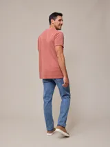 Pantalón de jean celeste elastizado, corte slim fit.