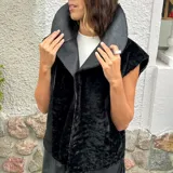 Chaleco negro de cuero ovino con cuello grande de cuero liso.