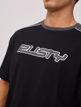 Remera de hombre azul marino con mangas y cuello amarillo, y logo de la marca Rusty estampado en el pecho.