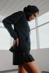 Buzo negro con capucha y cordones, con logo 'caro cuore' estampado en el pecho.