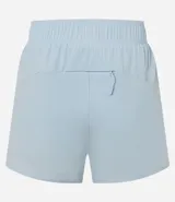 Bermuda deportiva femenina modelo runner, color azul claro, con cintura elástica y bolsillo funcional trasero.