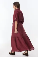 Vestido camisero color fucsia, de lino, con cuello camisero, mangas 3/4 con trabillas y ajuste en la cintura con lazo.