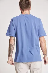 Remera de manga corta color verde menta, con cuello redondo y bolsillo en el pecho.