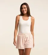 Conjunto de pijama short doll de ribana con textura acanalada y estampado de rayas verticales. Incluye una musculosa acanalada y un short con cintura elástica y lazo.