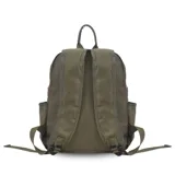 Mochila verde militar de nylon con apertura superior con cierre y tiradores metálicos. Incluye bolsillos internos, bolsillo con cierre metálico al frente, correa corta de mano y correas de galón regulables para colgar en la espalda.
