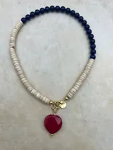 Collar de cuentas de colores con dije de corazón.